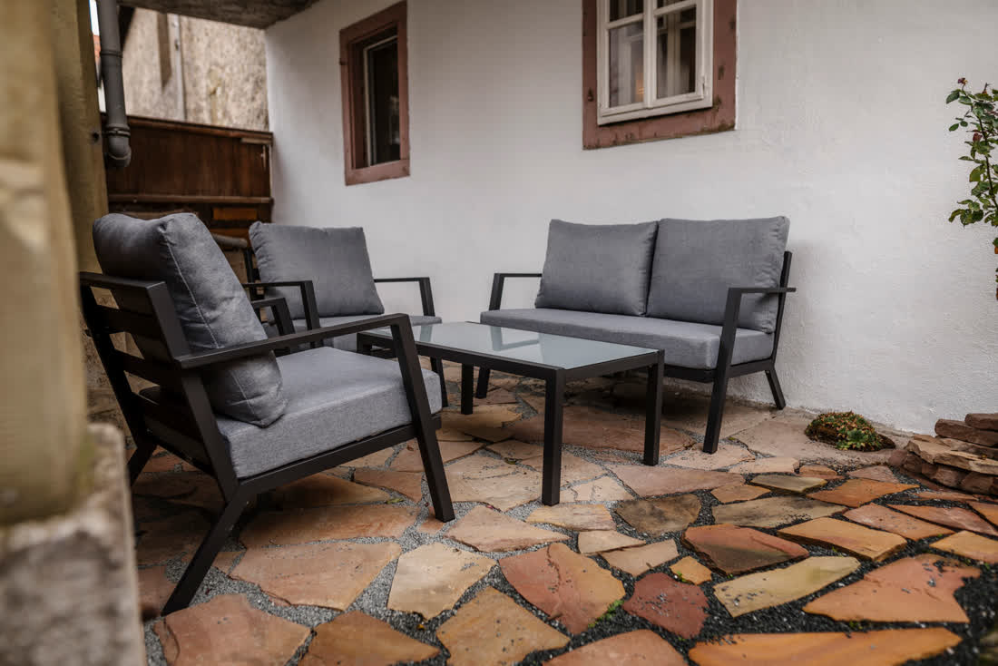 Komplett eingezäunter Garten mit Lounge unseres Ferienhauses: abends Freilauf ohne Leine