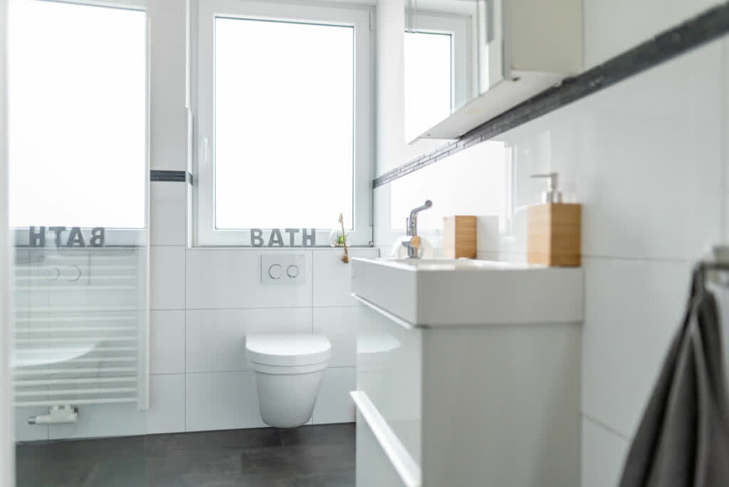 Badezimmer mit Regenwalddusche