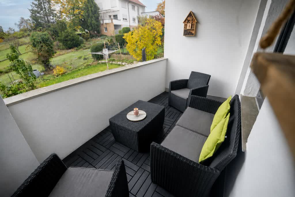 Innenliegender Balkon mit Blick ins Grüne