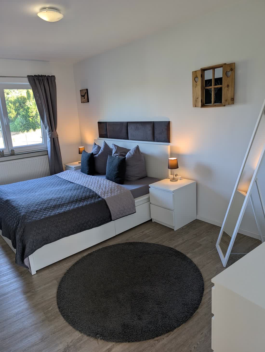 Schlafzimmer mit 1,80-m-Bett