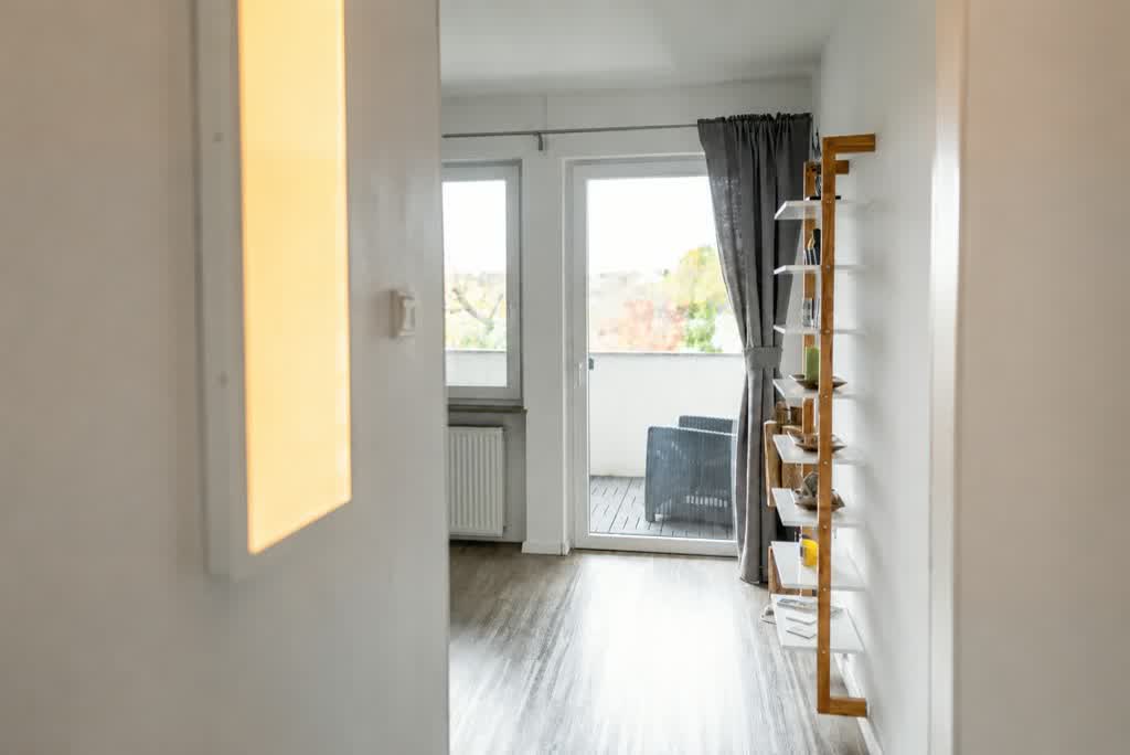 Heller Wohnbereich mit Zugang zum Balkon