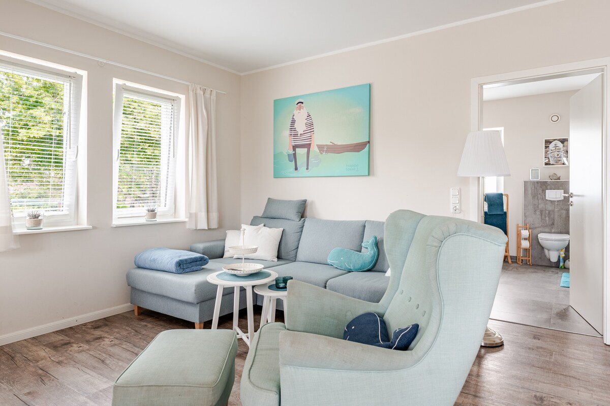 Wohnzimmer mit Blick zum Bad