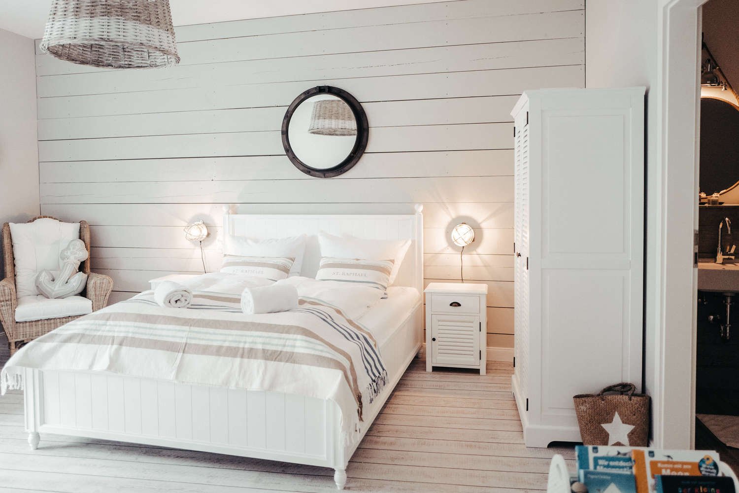 Studio in Timmendorfer Strand mit Doppelbett und heller Holzwand