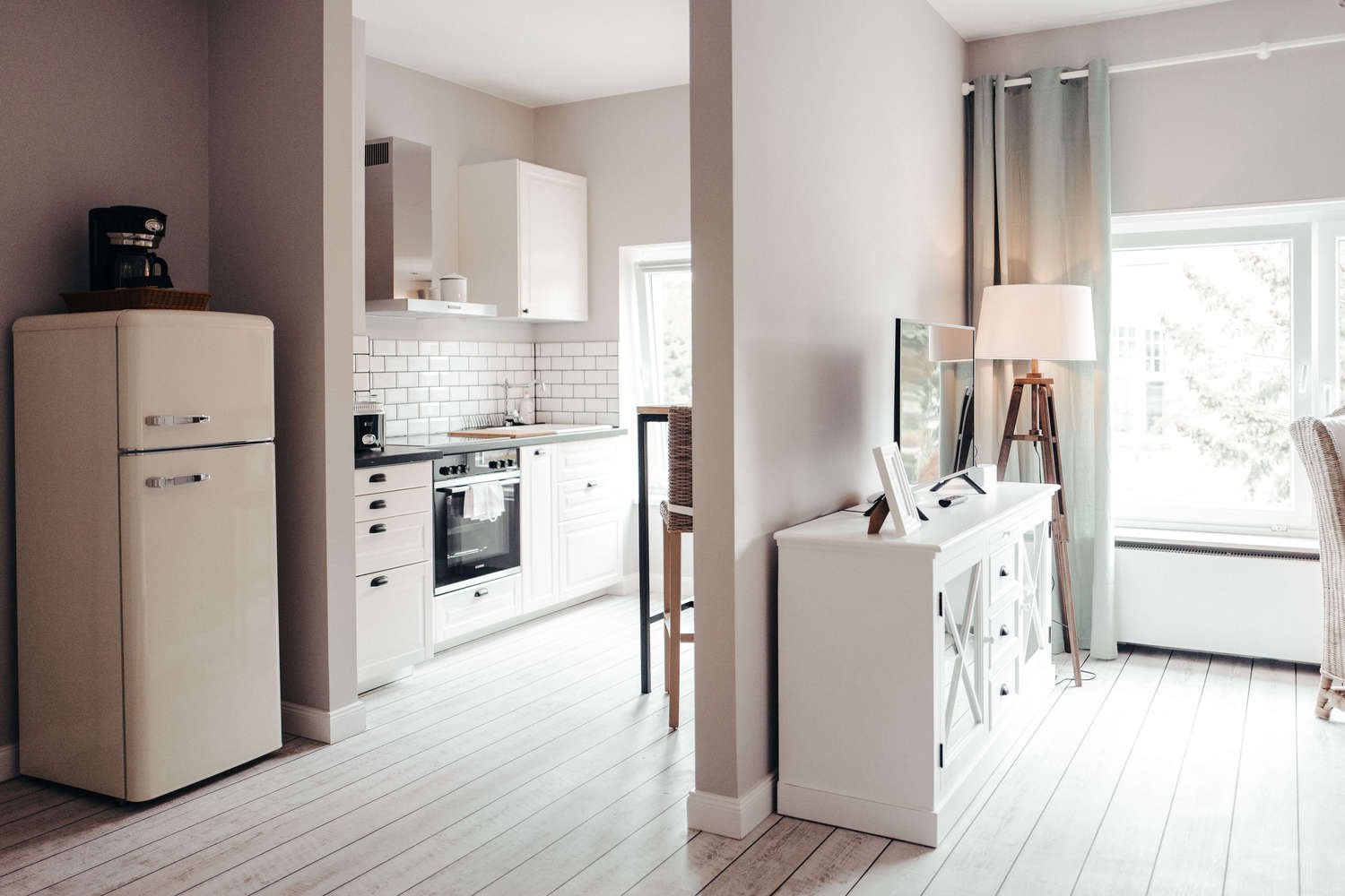 Küchenzeile mit Kühlschrank, Herd und Kaffeemaschine
