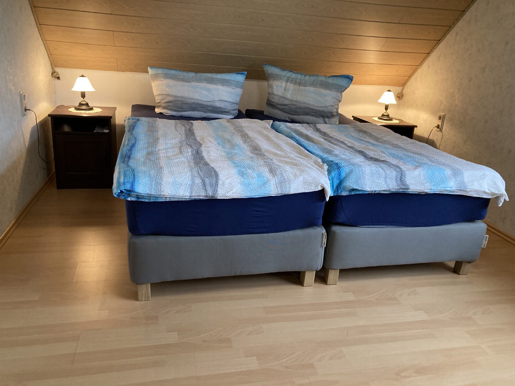 Schlafzimmer mit zwei Einzelbetten unter der Dachschräge