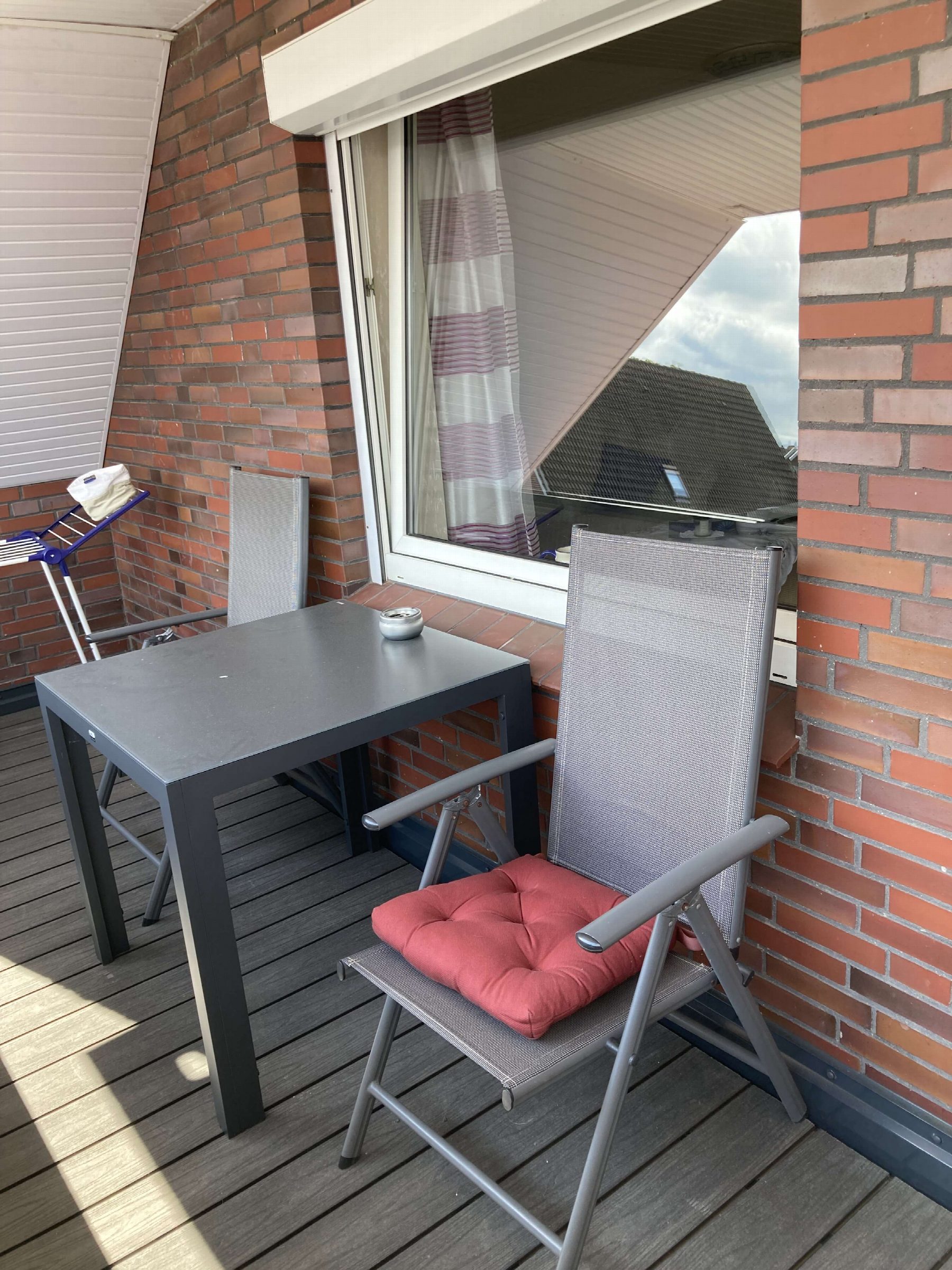 Balkon in Südlage mit Tisch und Stühlen