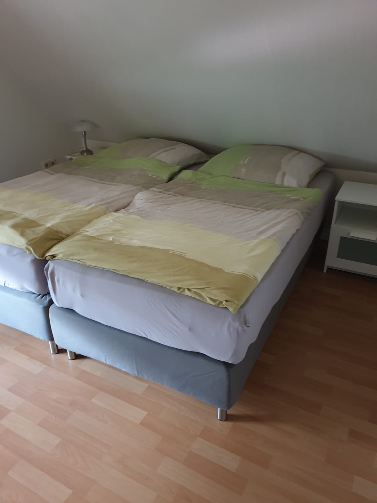 Schlafzimmer mit zwei Einzelbetten