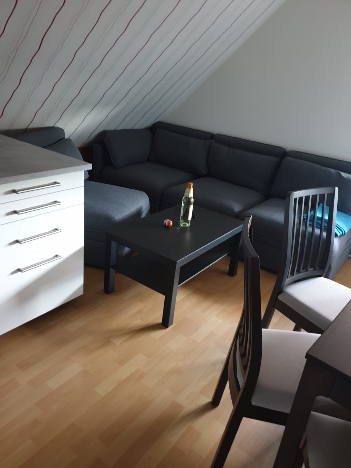 Sofaecke mit Couchtisch im Wohnraum