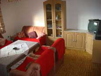 Wohnzimmer mit Couchgarnitur und Fernseher