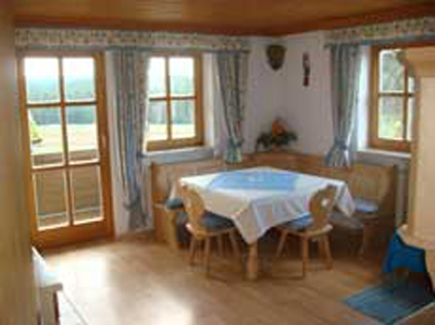 Essplatz am Fenster mit Zugang zum Balkon