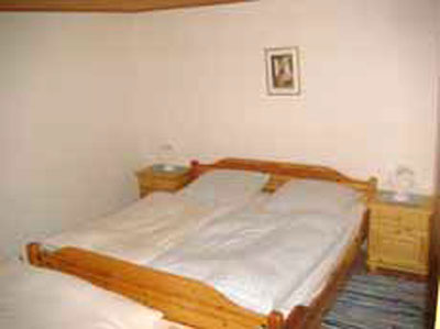Schlafzimmer mit Doppelbett