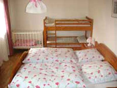 Zimmer mit Doppelbett und Etagenbett