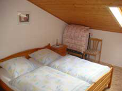 Schlafzimmer unter der Dachschräge