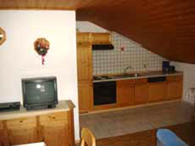 Wohnküche mit Geschirrspüler und Fernseher