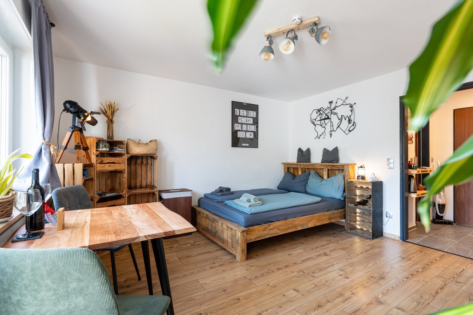 Essplatz am Fenster, dahinter das Bett