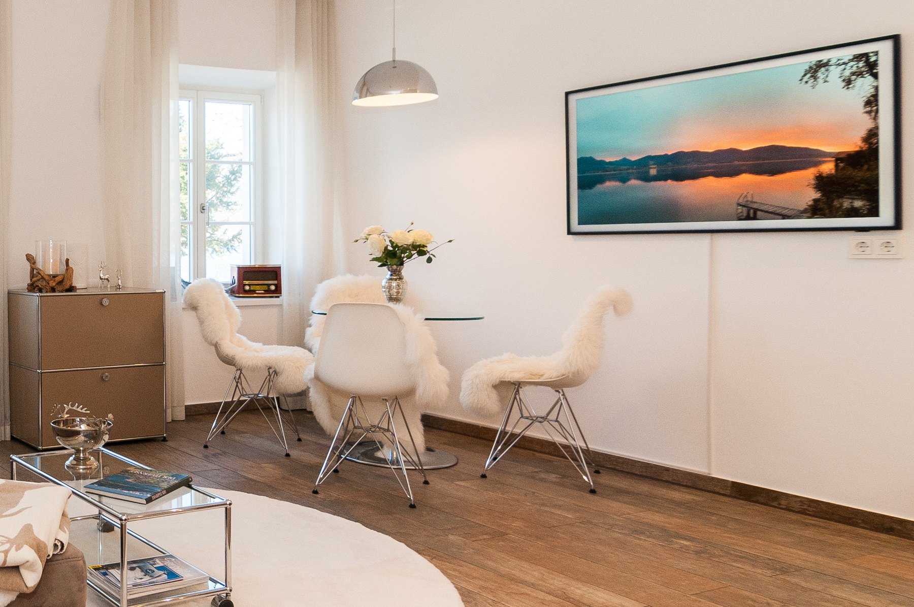 Essplatz am Fenster mit Seebild an der Wand