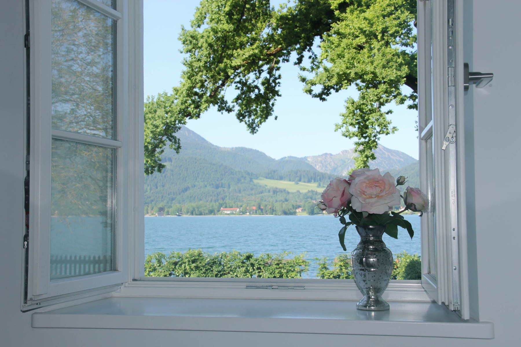 Blick aus dem Fenster auf den Tegernsee und die Berge