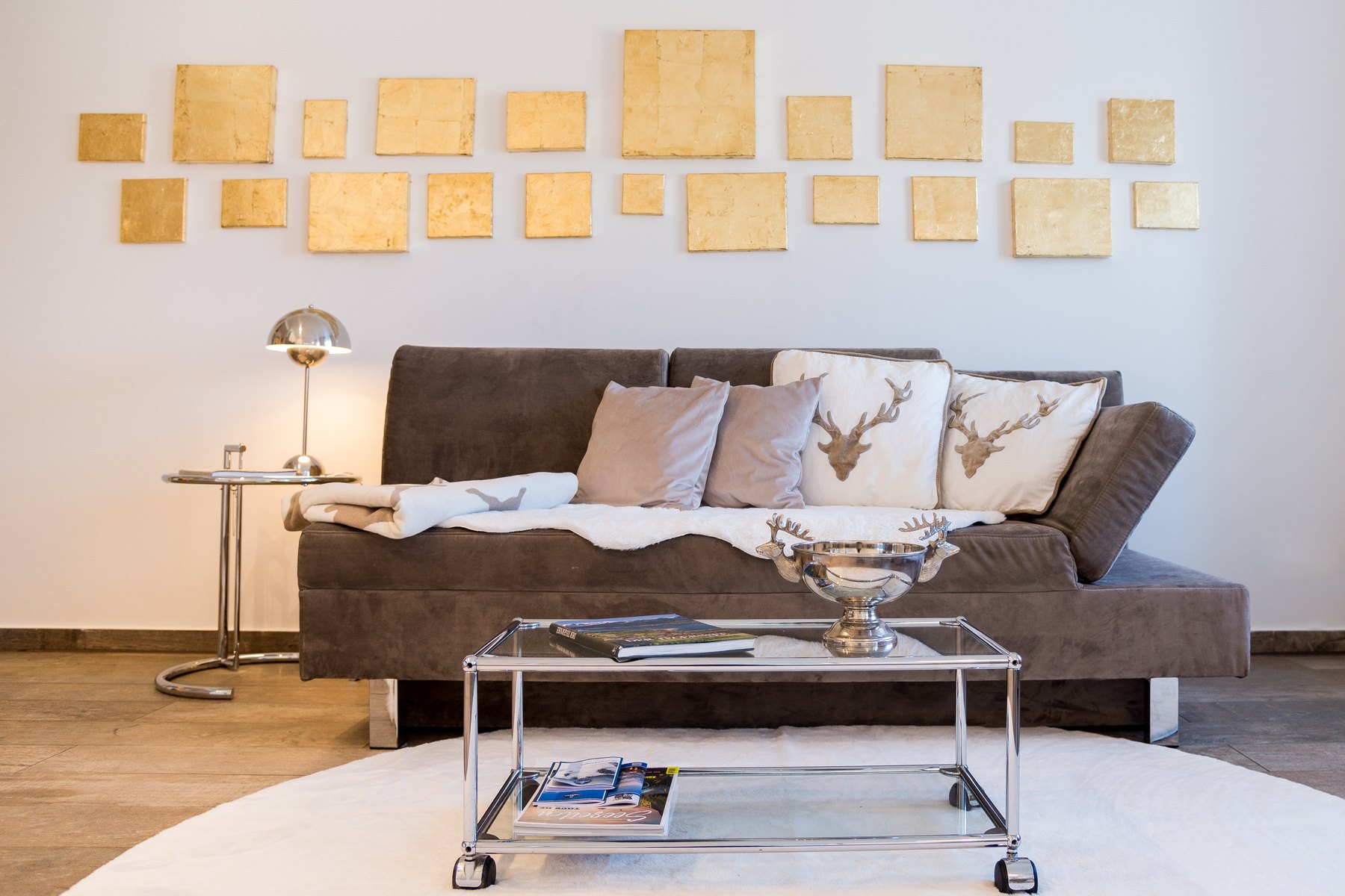 Sofa im Wohnbereich mit goldener Wandkunst