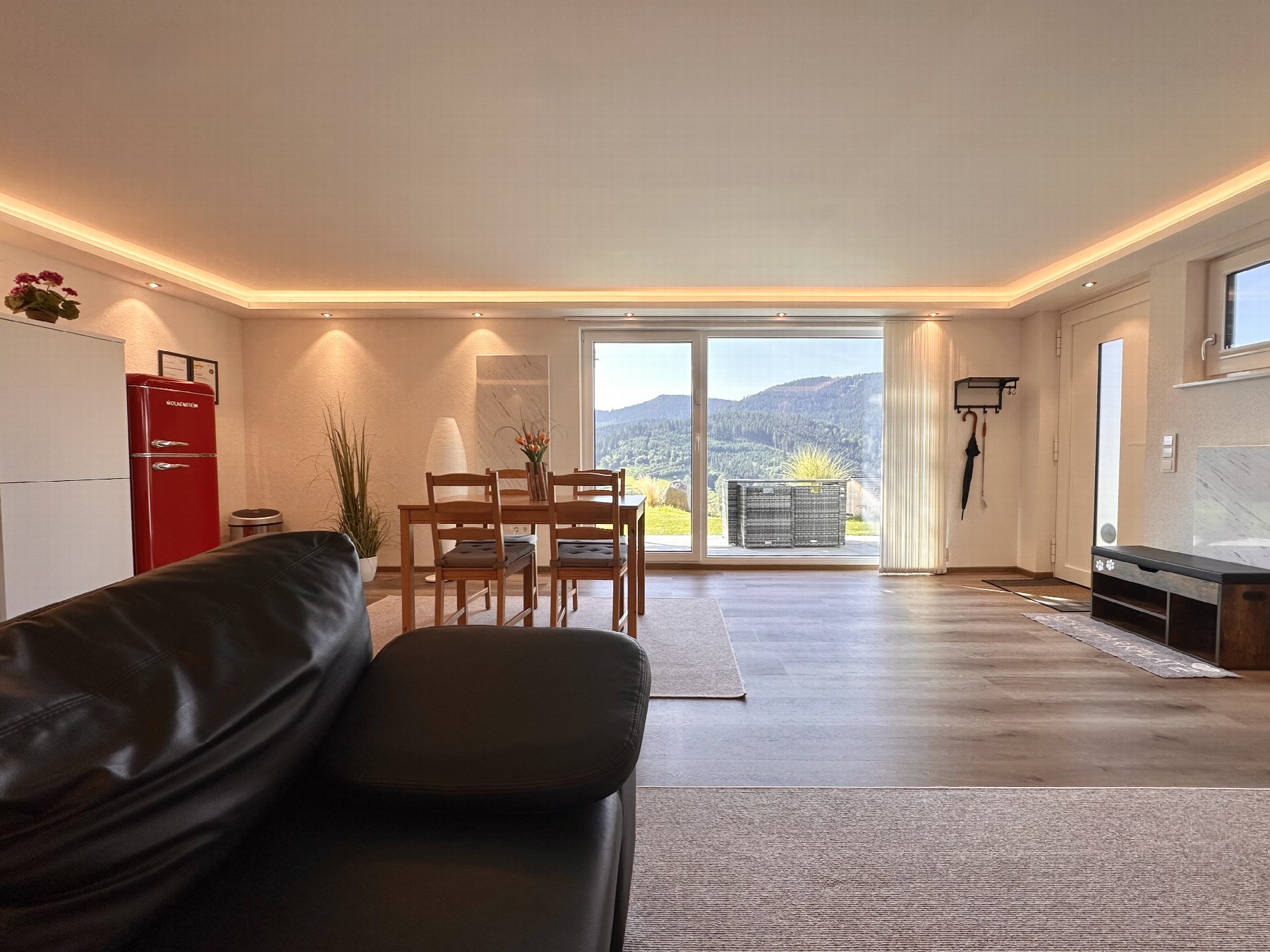 Wohn- und Essbereich mit Blick durch die Terrassentür ins Renchtal