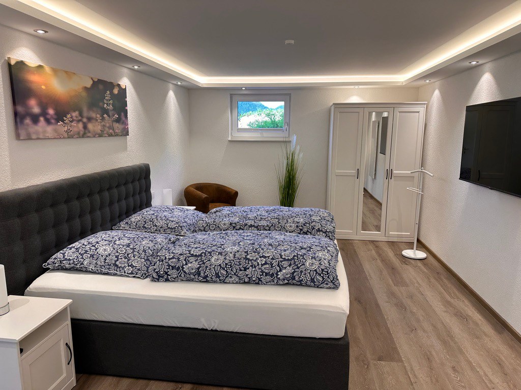 Schlafzimmer mit King-Size-Bett und Kleiderschrank