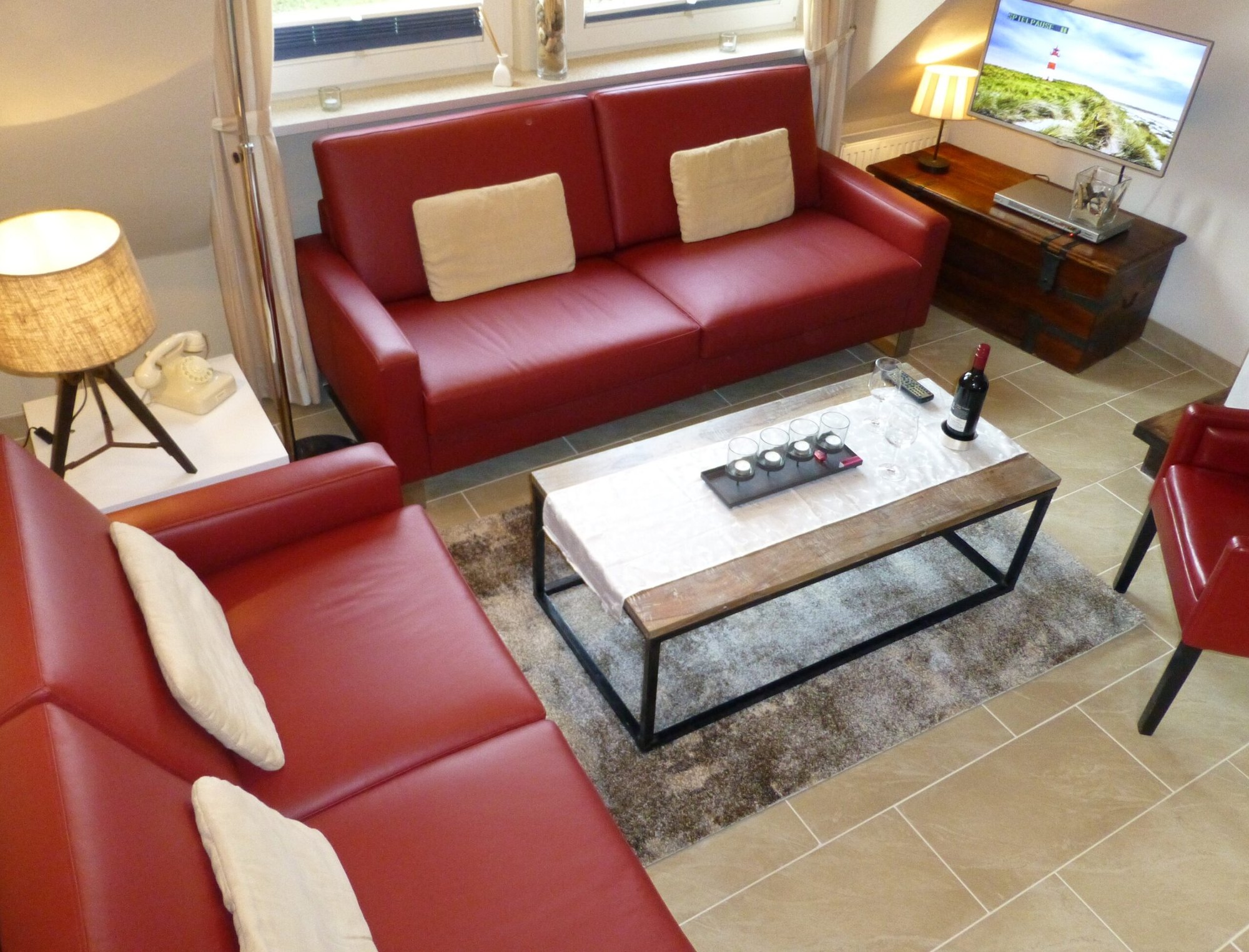 Wohnzimmer mit zwei Ledersofas und Fernseher