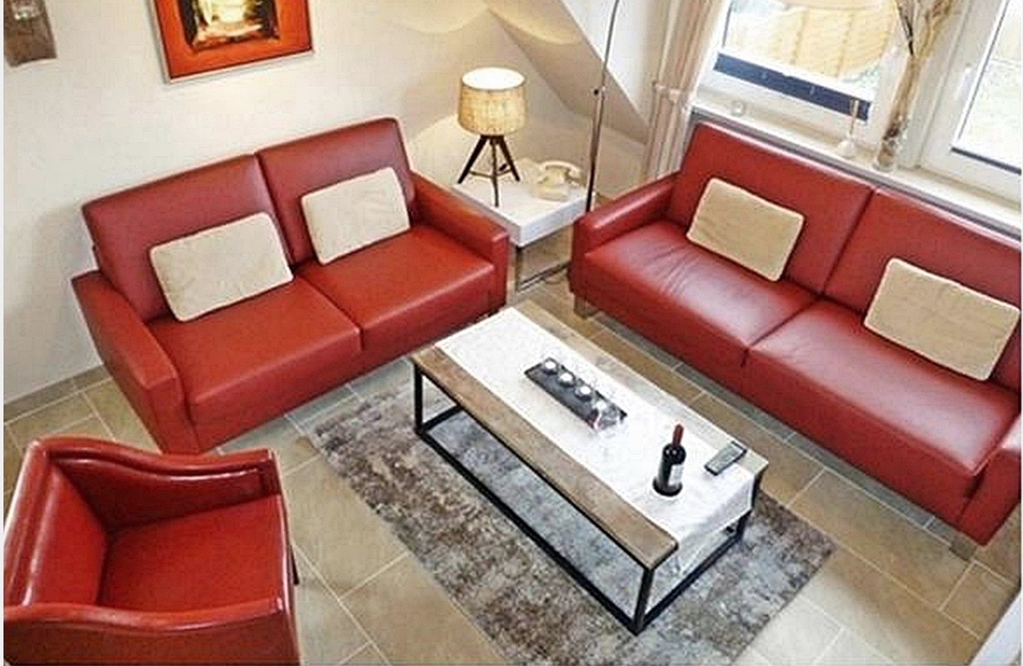 Sitzecke mit Ledersofas und Sessel