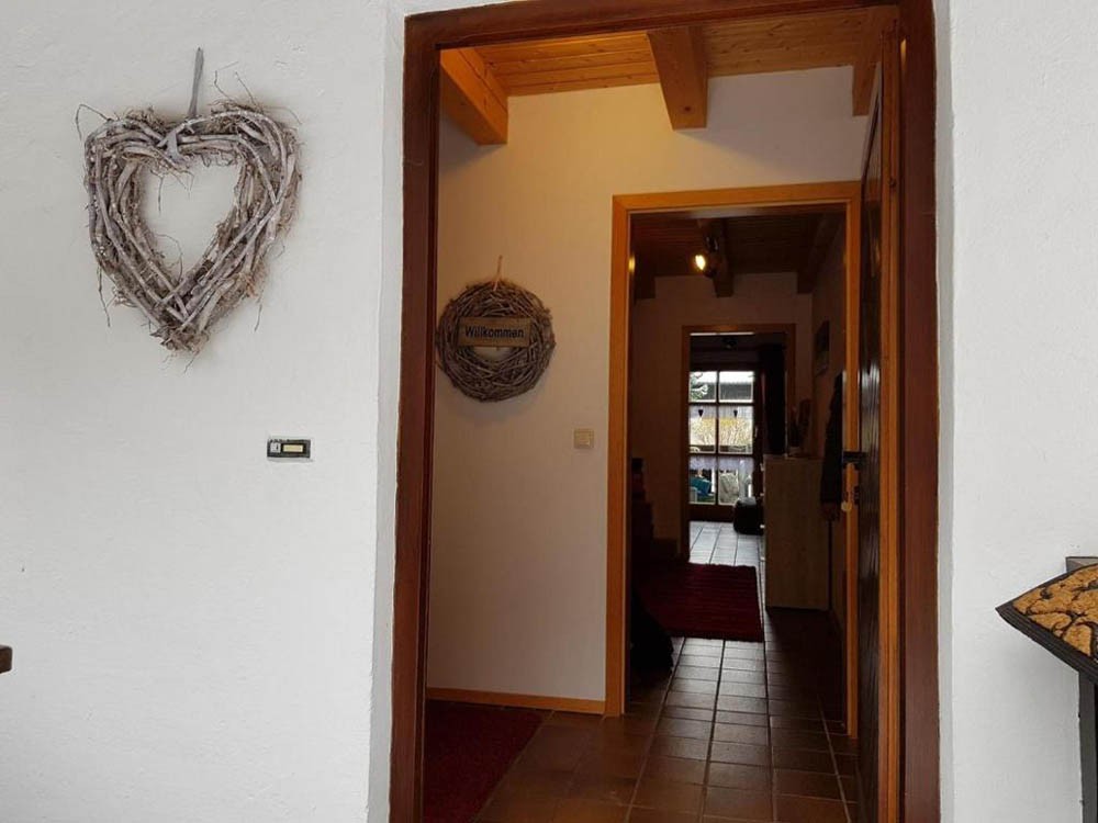 Hauseingang mit Blick in den gefliesten Flur