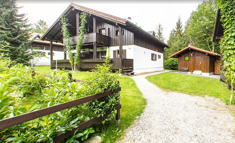 Das Doppelhaus im Sommer mit Garten, rechts das Gartenhaus