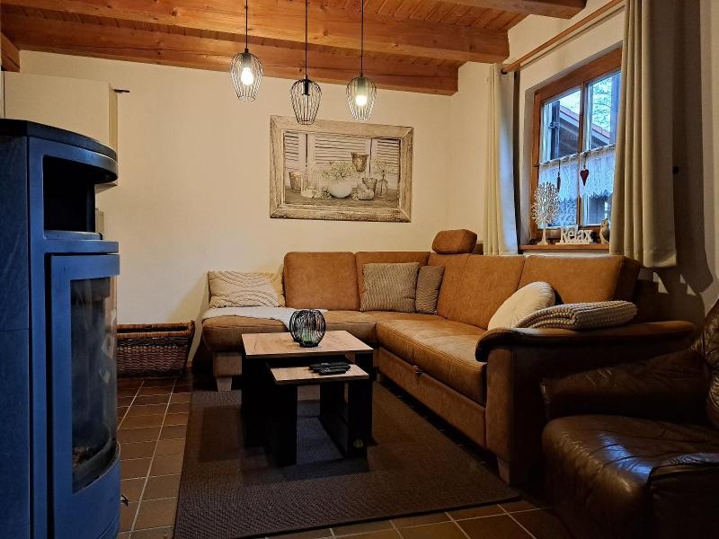 Ecksofa unter der Holzbalkendecke