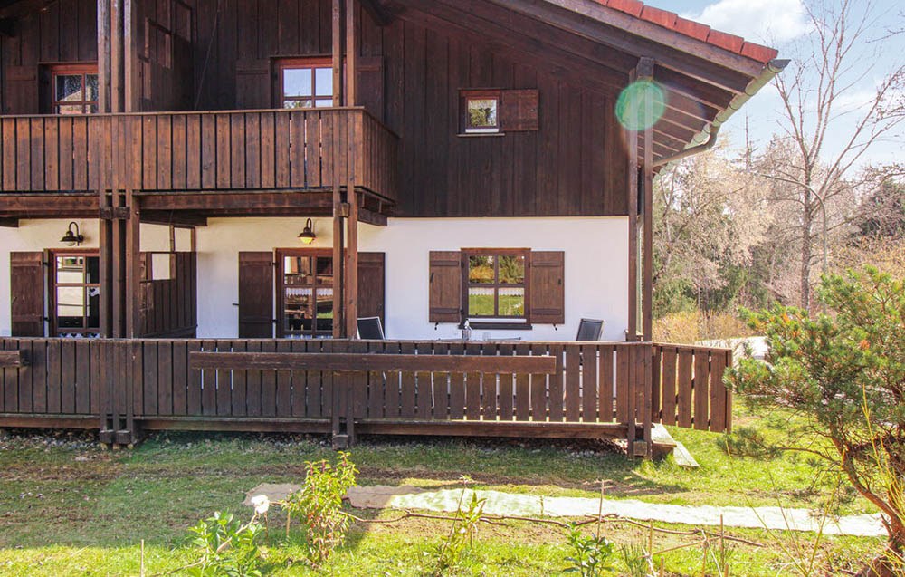 Westseite von Haus Sepp mit überdachter Terrasse und Balkon