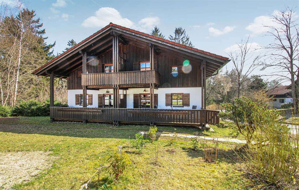 Das Doppelhaus 29a und 29b von Westen mit Terrassen und Balkonen