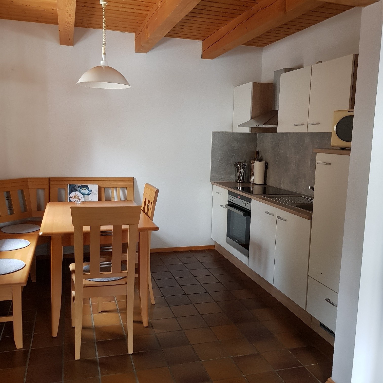 Neue Wohnküche mit Kochfeld, Backofen und Essecke