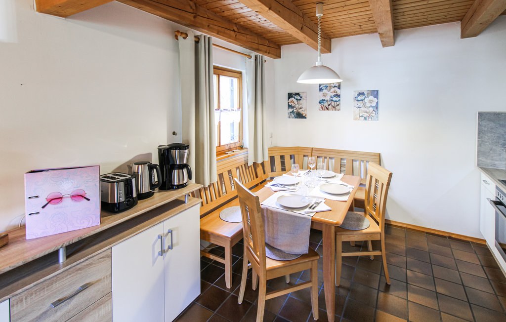 Esstisch mit Eckbank, daneben Toaster, Wasserkocher und Kaffeemaschine