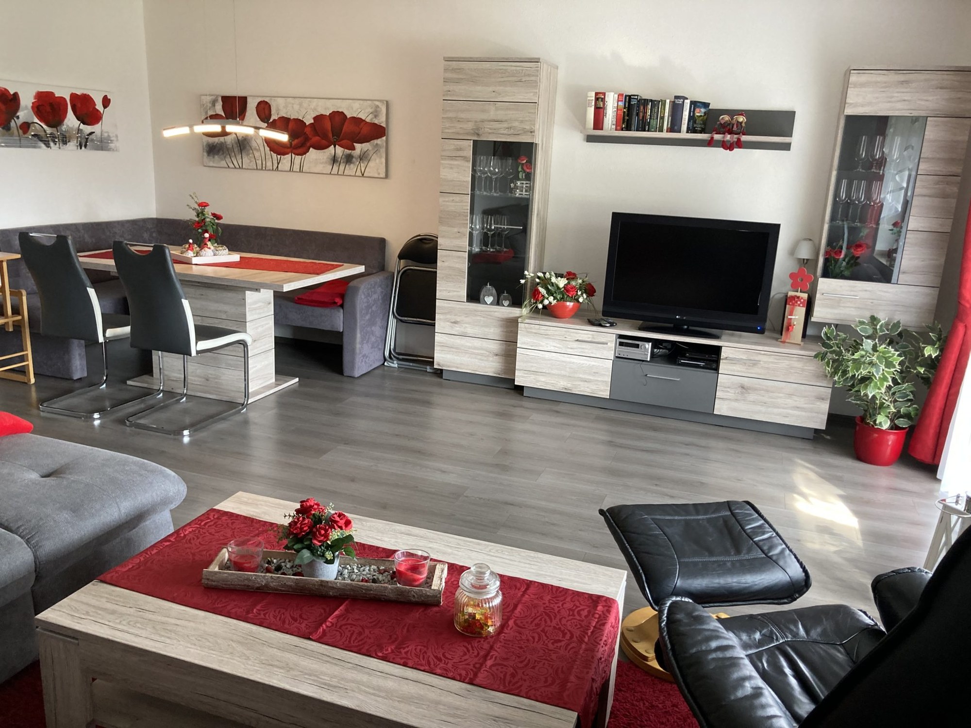 Wohnbereich mit Essecke, Wohnwand und Fernseher