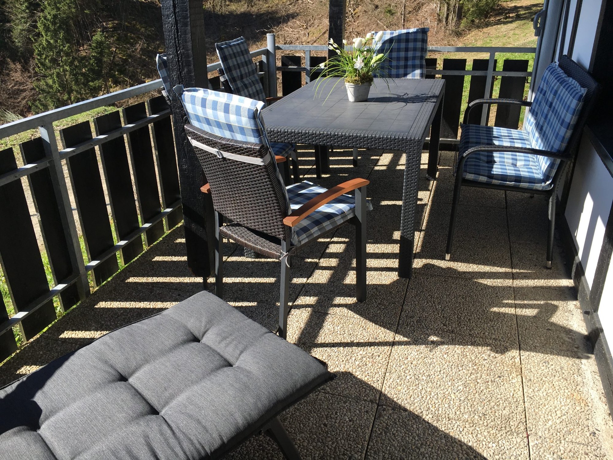 Terrasse mit Gartentisch, Stühlen und Liegestuhl