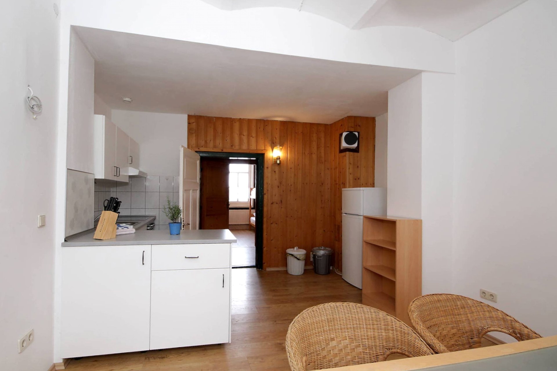 Blick durch den Essbereich auf Küchenzeile und Kühlschrank