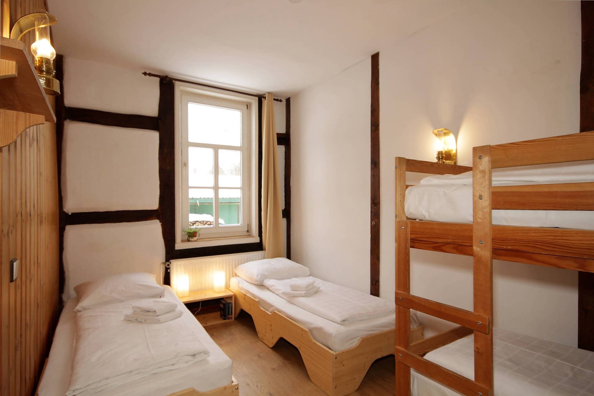 Schlafzimmer mit zwei Einzelbetten und einem Etagenbett