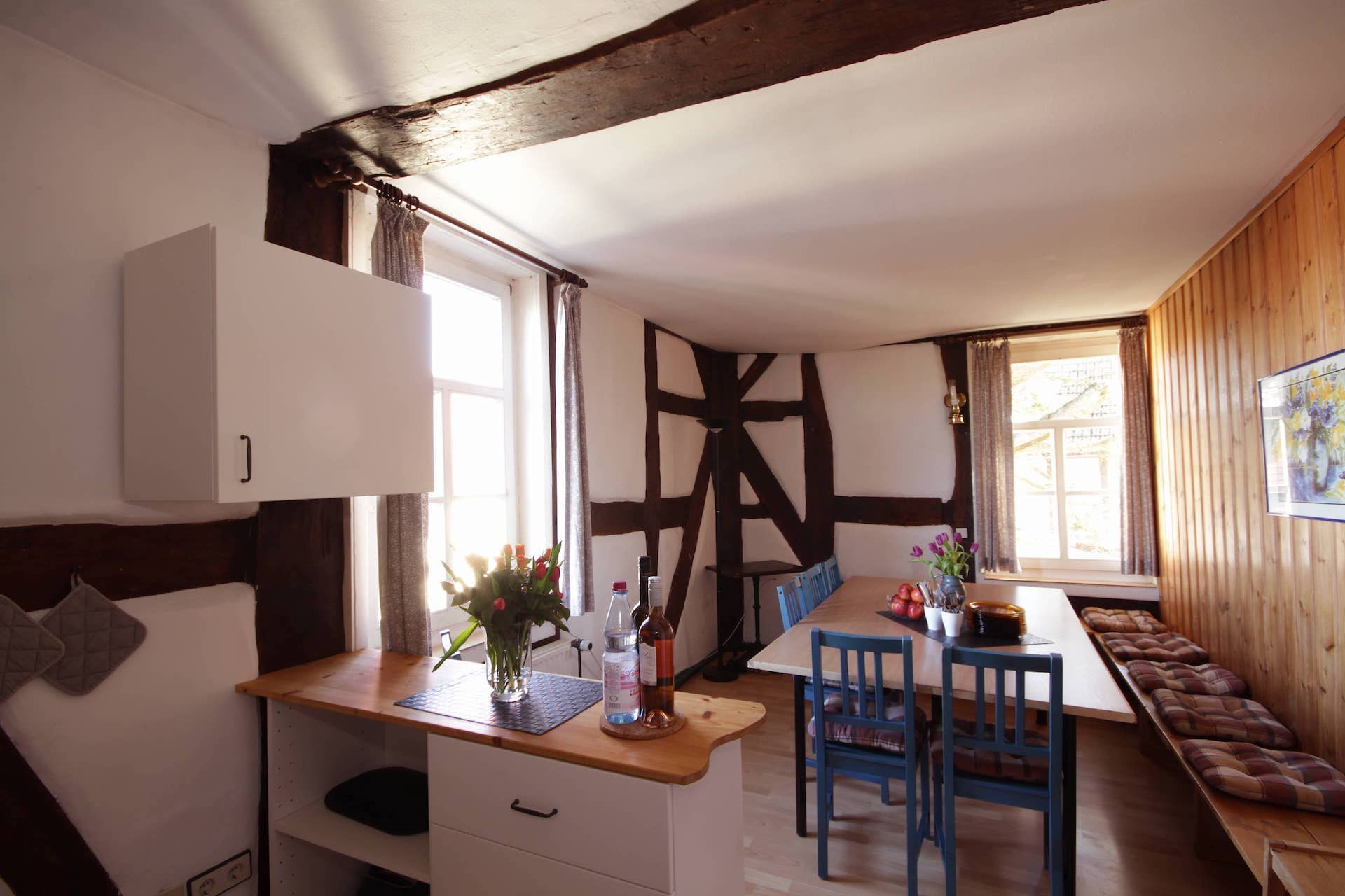 Esstisch mit Bank am Fenster und Fachwerkwand