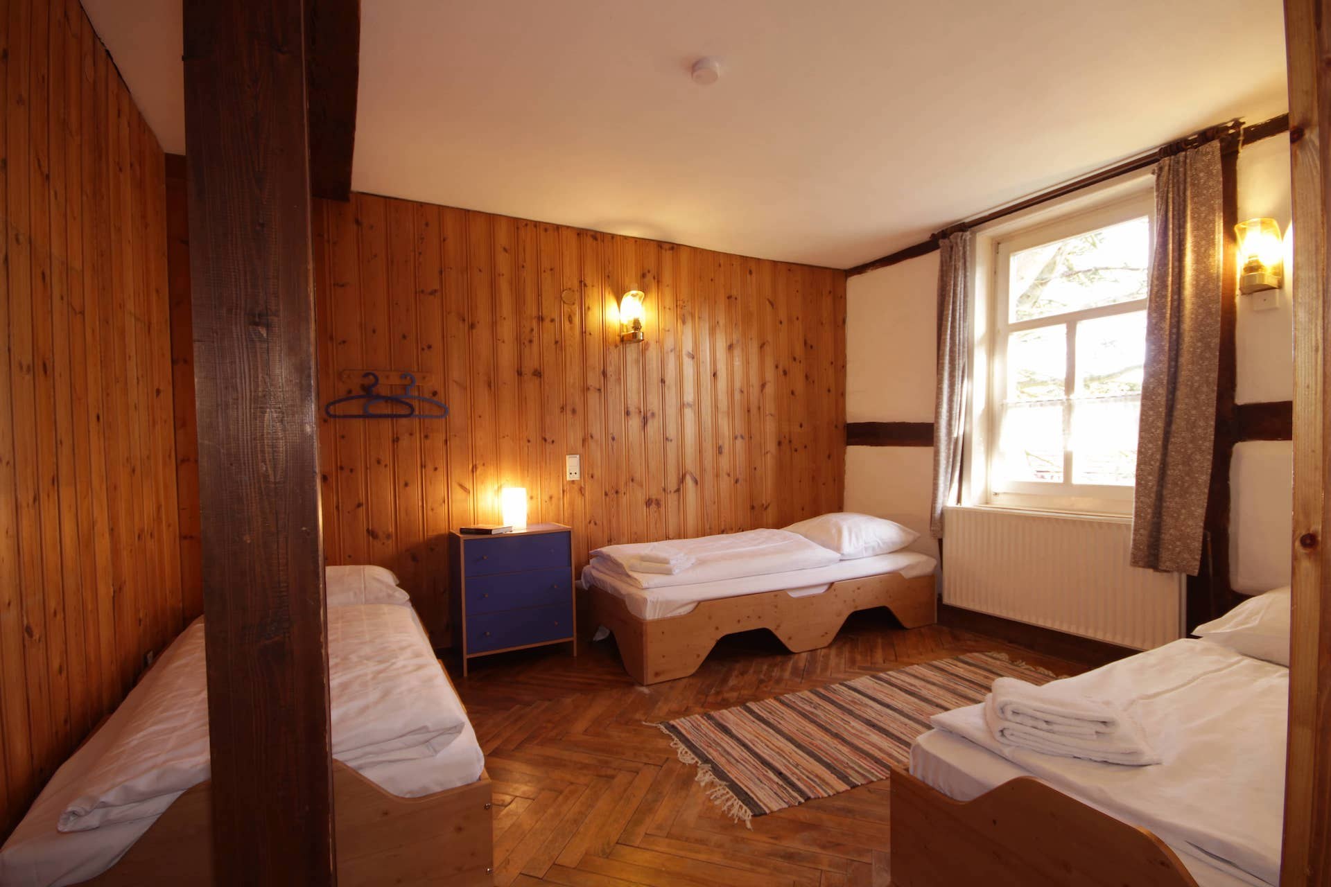 Schlafzimmer mit Einzelbetten und Holzwänden