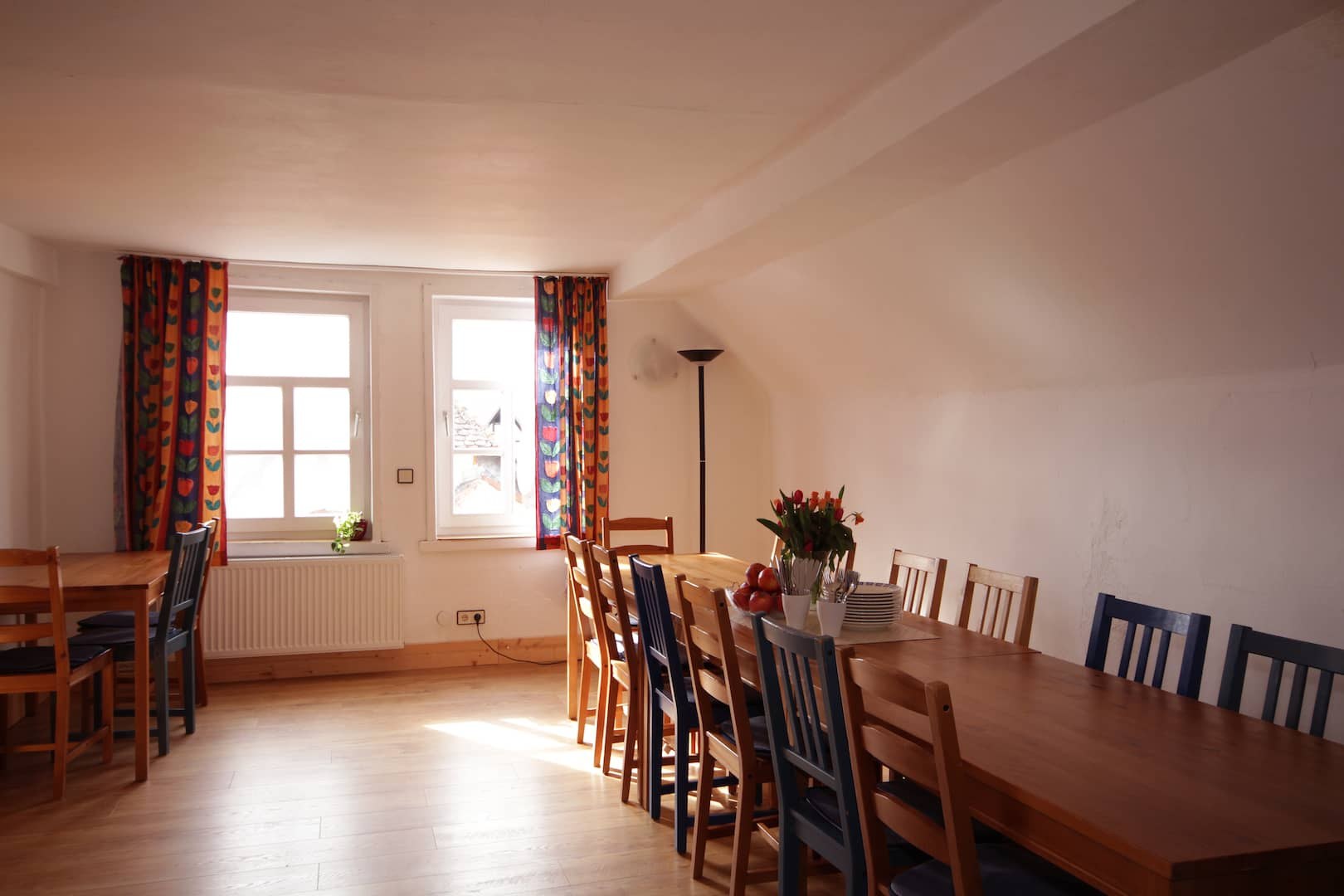 Lange Tafel unter der Dachschräge mit Blick zum Fenster