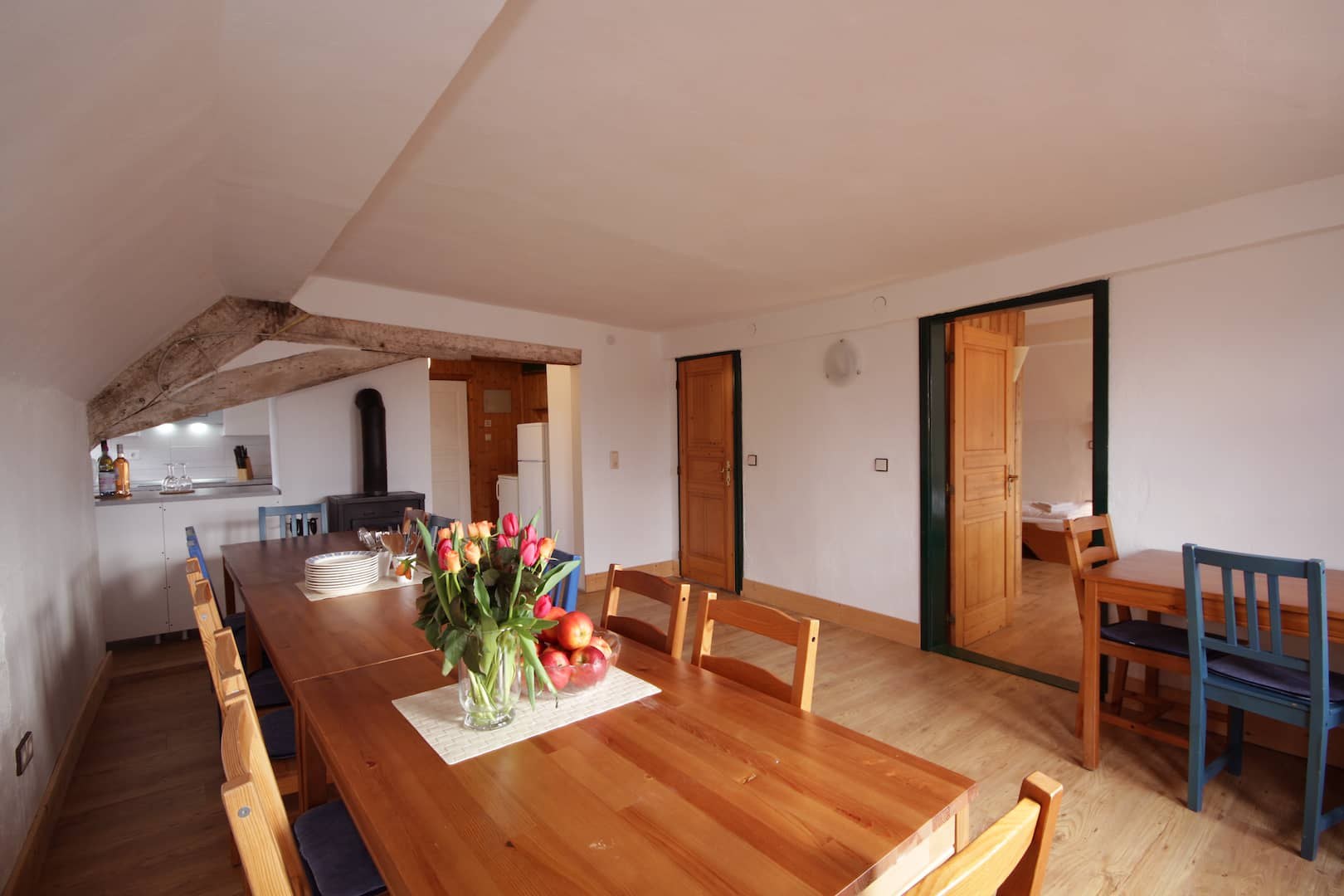 Wohnzimmer mit Blick zur Küche und zu den Zimmertüren
