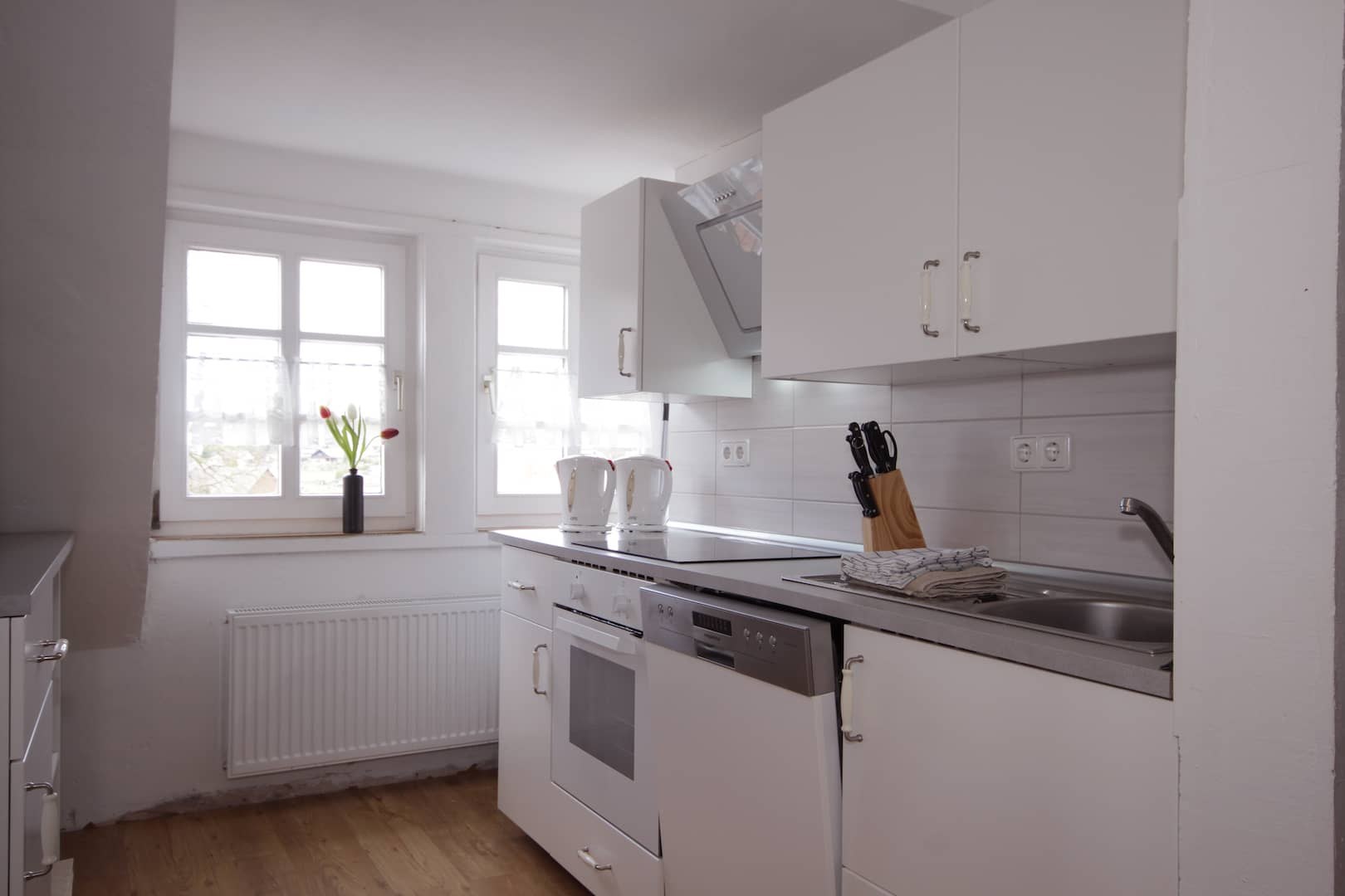 Große Küche mit Backofen, Spülmaschine und zwei Wasserkochern