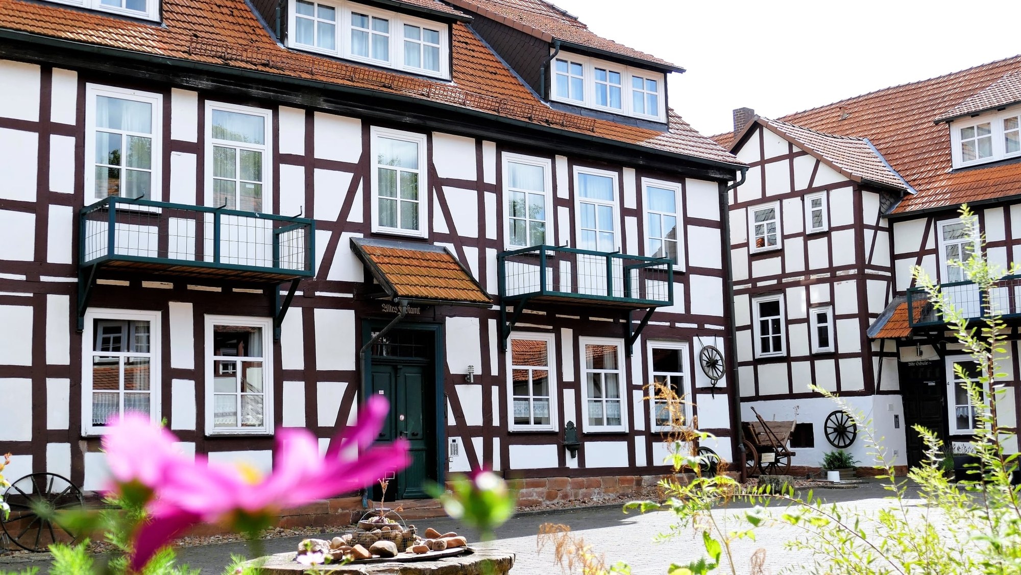 Das Alte Forsthaus und die Alte Schule am Innenhof der Hofraithe