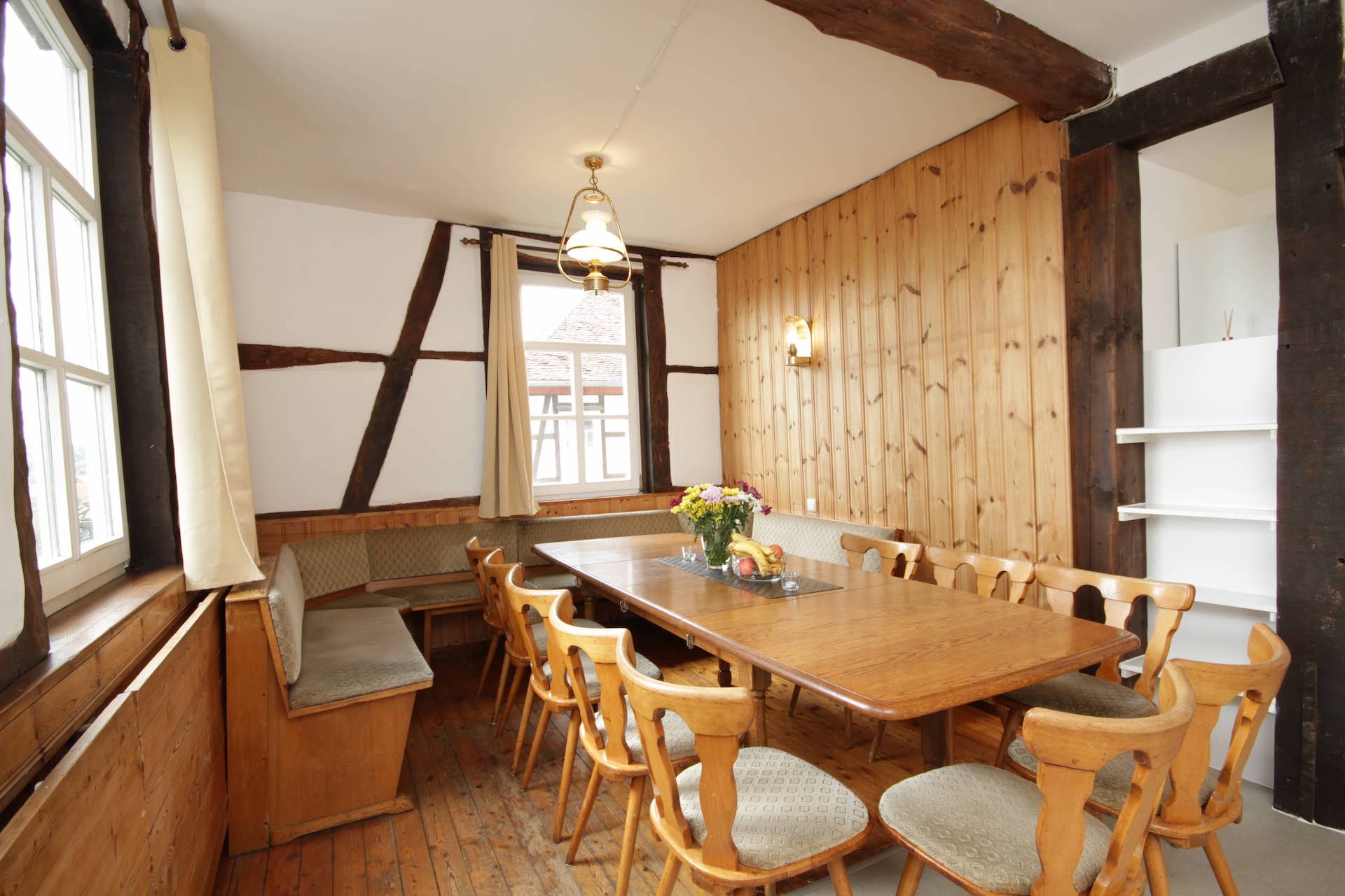 Gesellschaftsraum mit langer Tafel und Eckbank