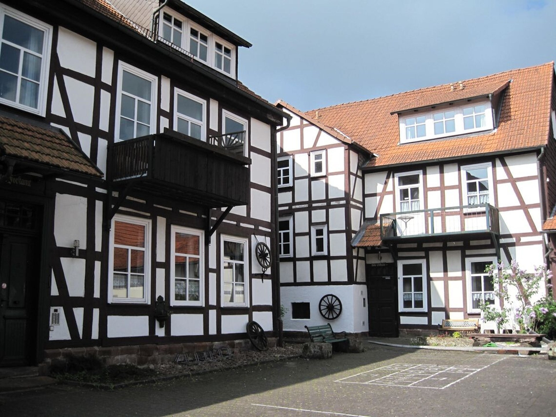 Fachwerkhäuser am Innenhof der Hofraithe