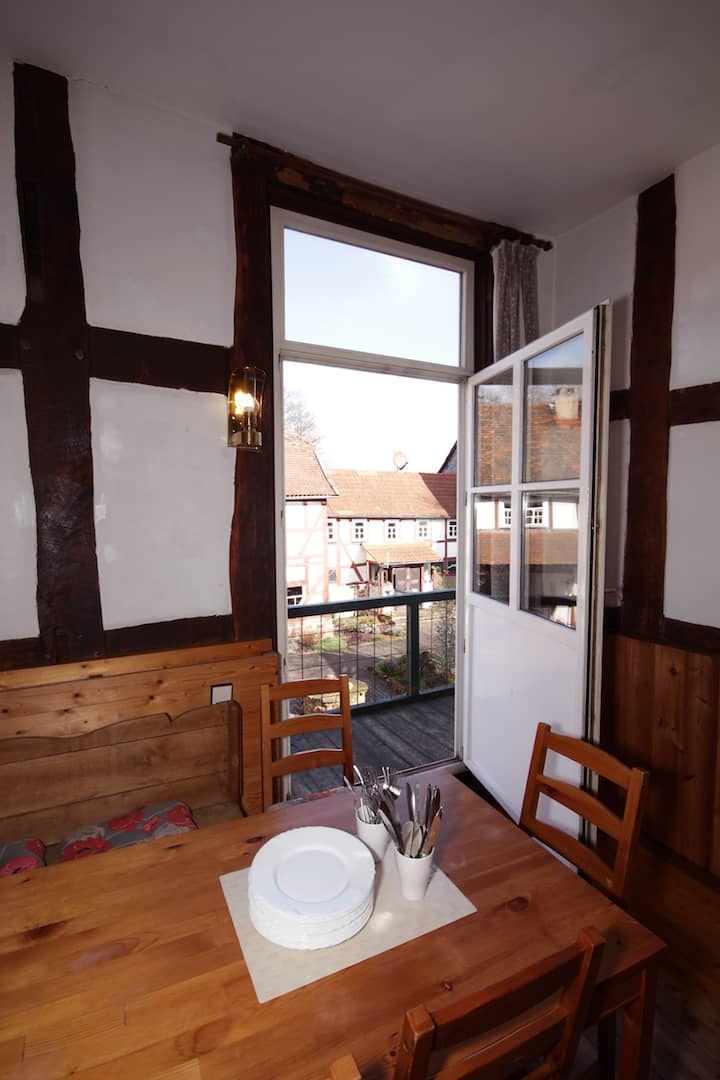 Balkontür am Esstisch mit Blick auf den Innenhof