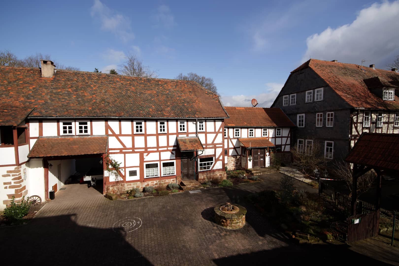 Blick vom Balkon auf den Innenhof und die Nachbarhäuser