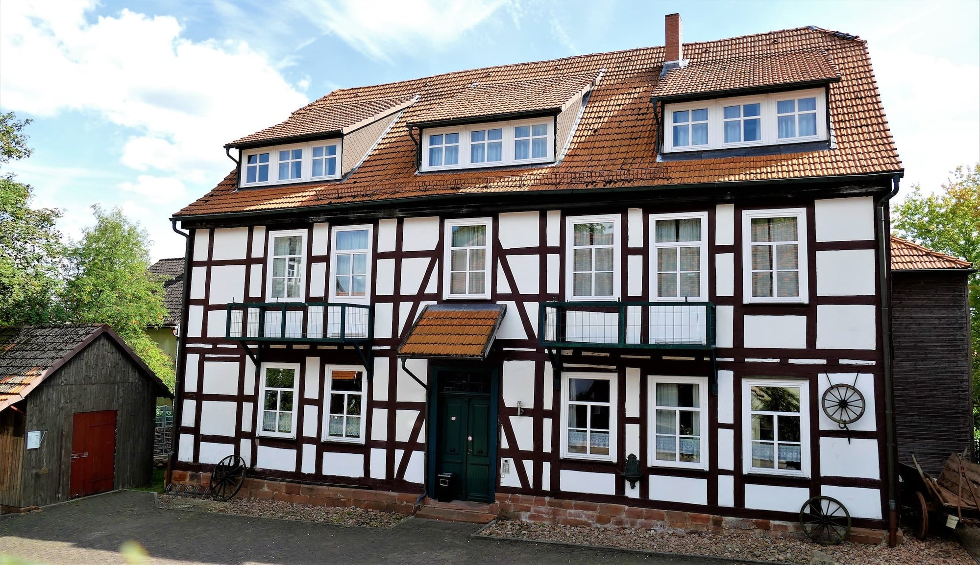 Das Alte Forsthaus mit seinen Balkonen zum Hof
