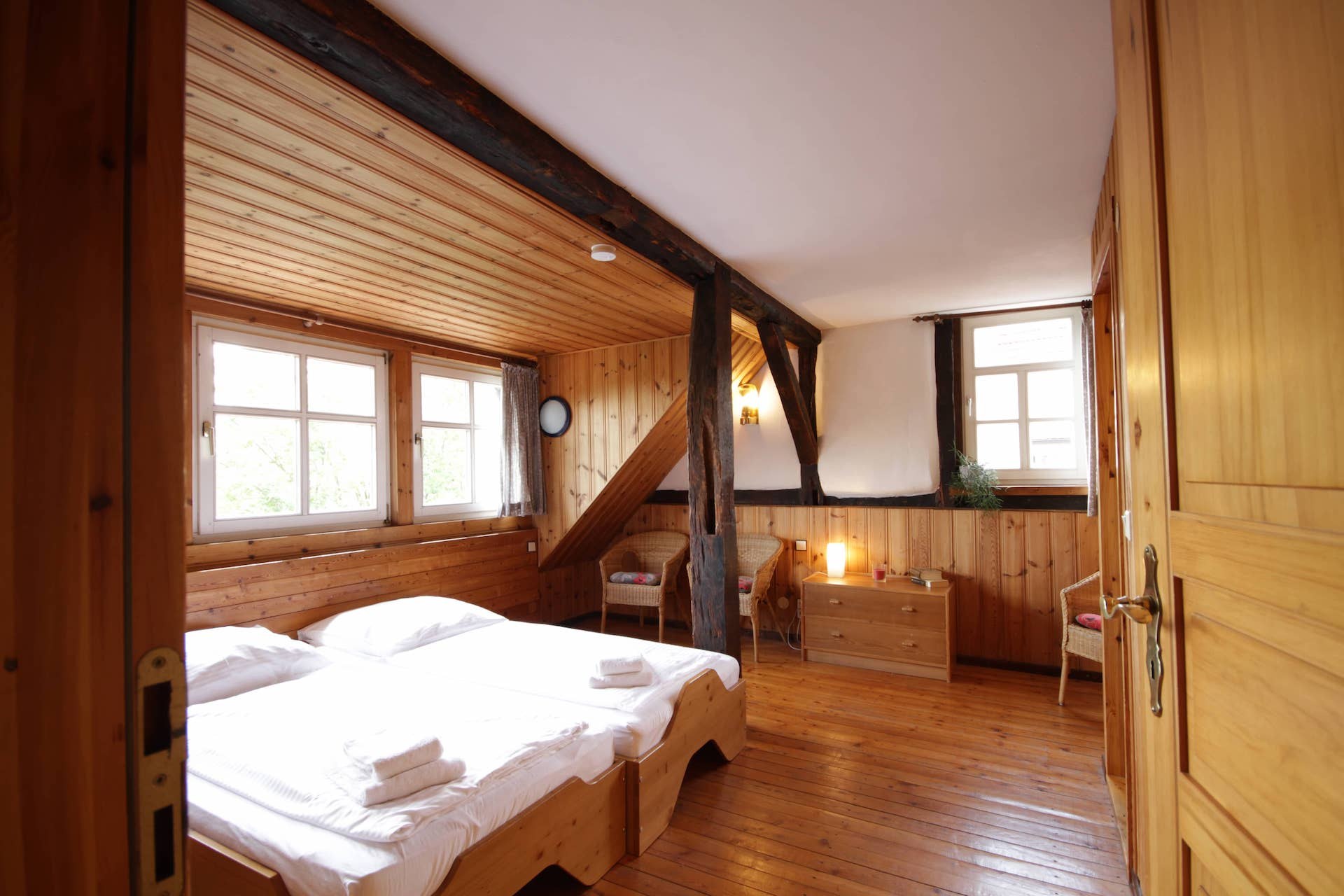 Schlafzimmer mit zwei Betten nebeneinander unter der Dachschräge