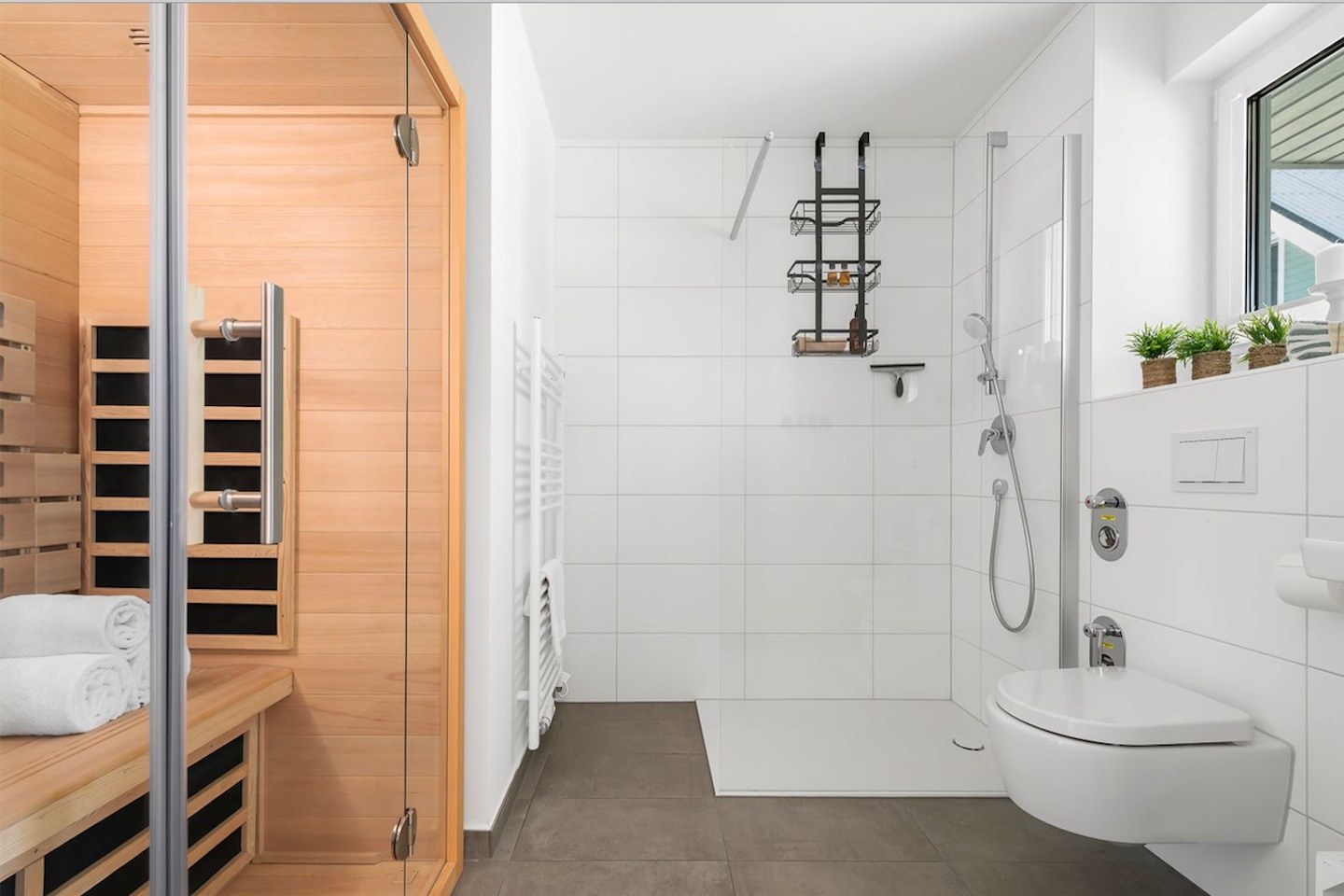 Bad mit Infrarot-Wärmekabine und bodengleicher Dusche